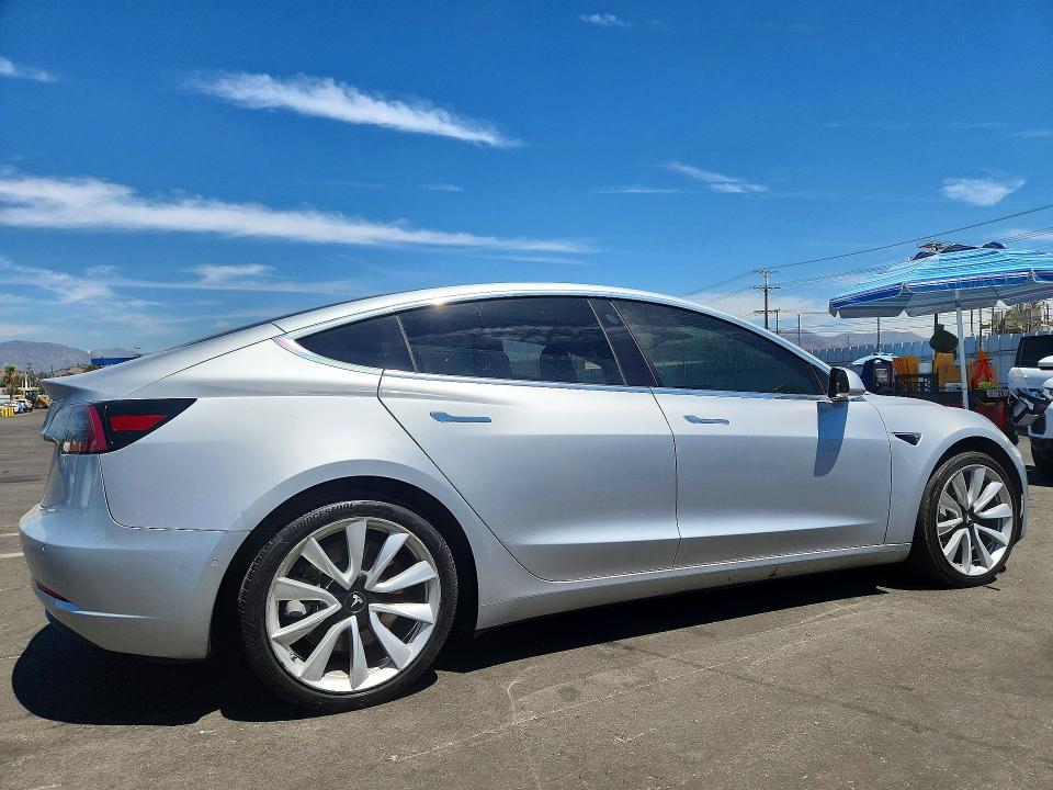 65583836 :رقم المزاد ، 5YJ3E1EA0JF050132 vin ، 2018 Tesla Model 3 مزاد بيع
