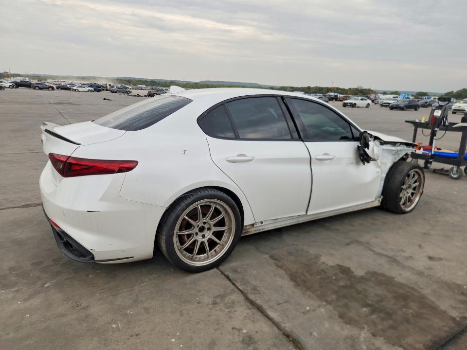 66636586 :رقم المزاد ، ZARFAEAV3H7549893 vin ، 2017 Alfa Romeo Giulia مزاد بيع