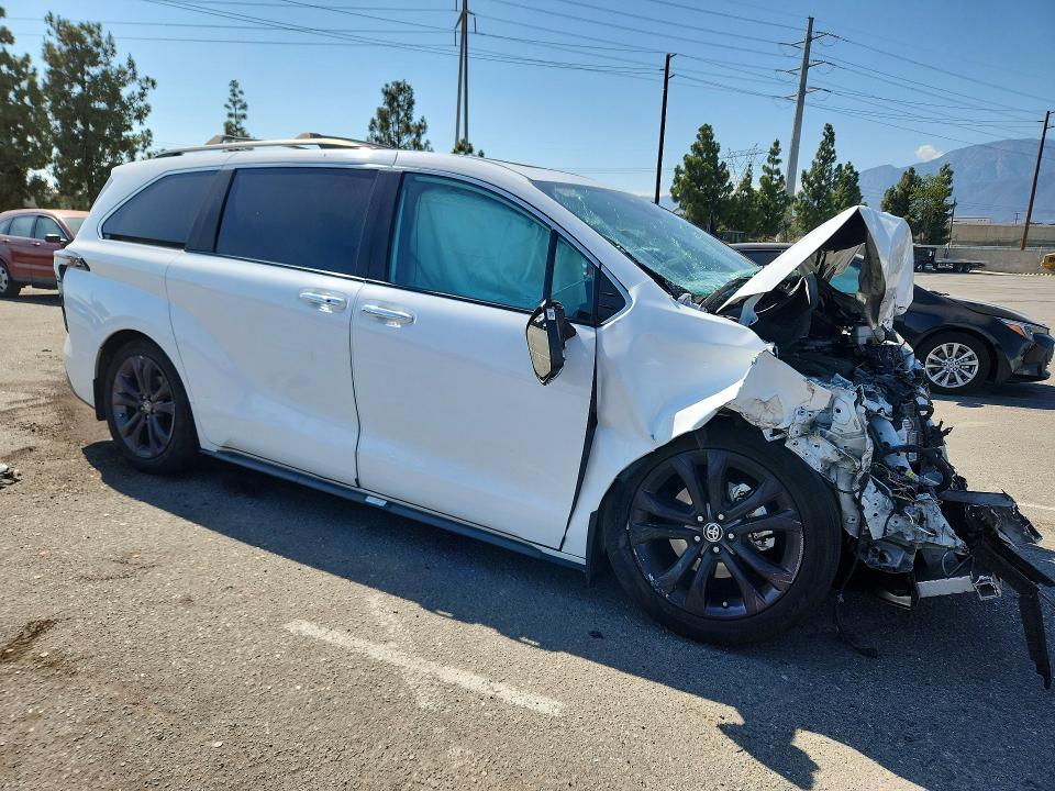 64838236 :رقم المزاد ، 5TDCRKEC1RS204317 vin ، 2024 Toyota Sienna مزاد بيع