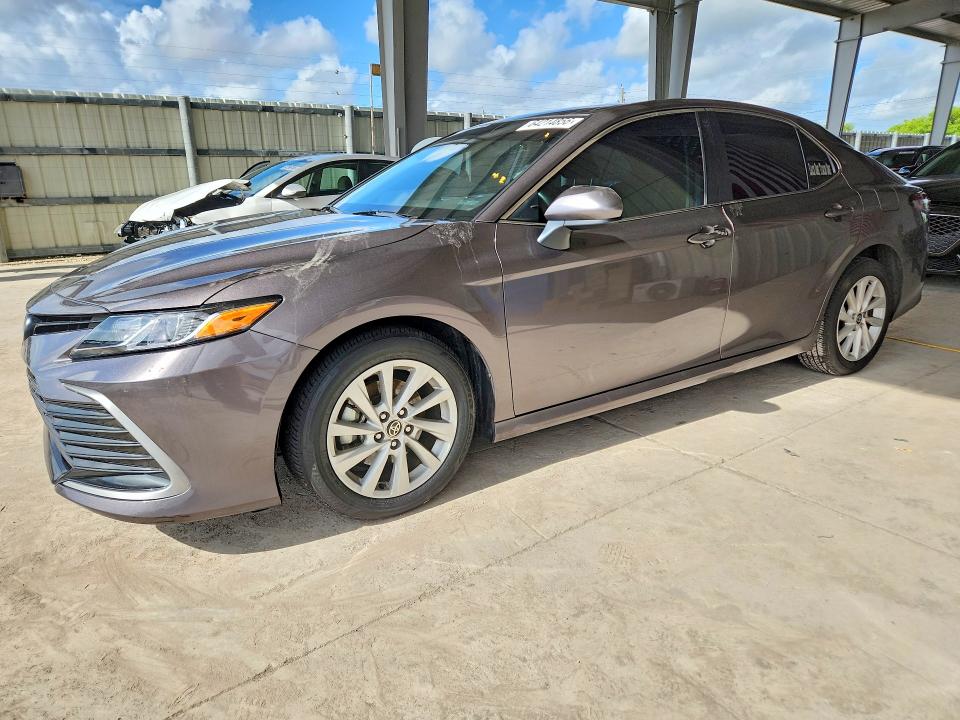 64214856 :رقم المزاد ، 4T1C11AK2NU669432 vin ، 2022 Toyota Camry مزاد بيع