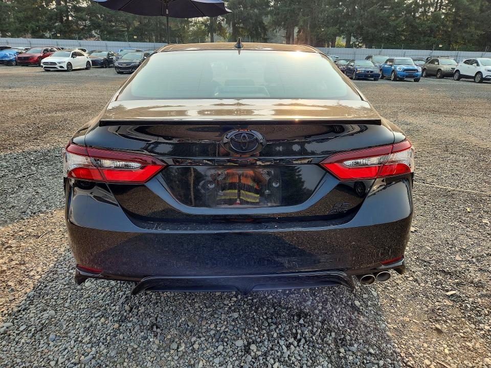 63904286 :رقم المزاد ، 4T1G11BK5MU035725 vin ، 2021 Toyota Camry مزاد بيع