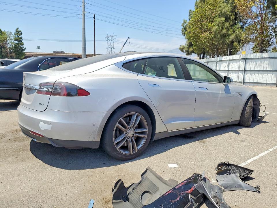 63621996 :رقم المزاد ، 5YJSA1E28FF117373 vin ، 2015 Tesla Model S مزاد بيع