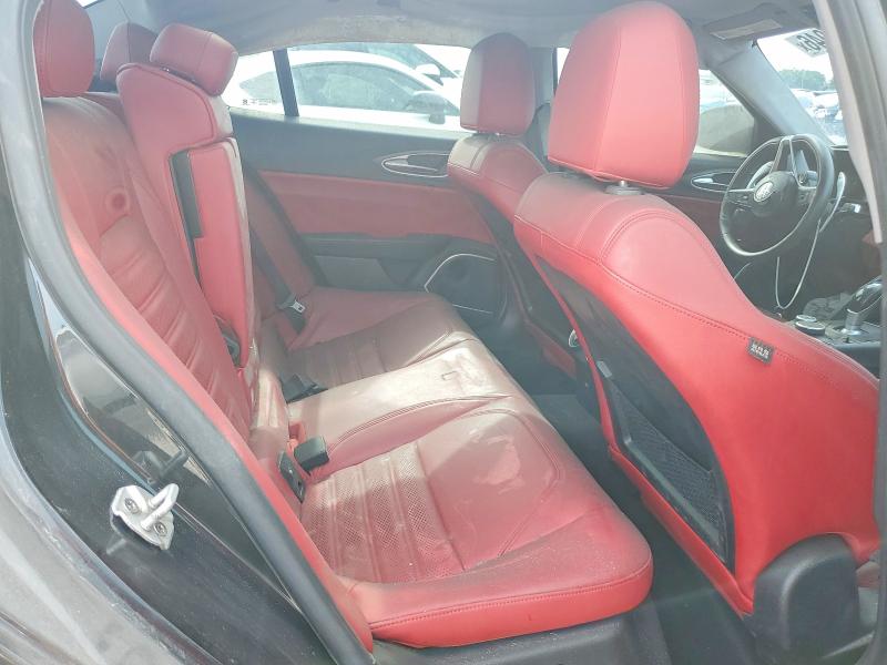 64216946 :رقم المزاد ، ZARFAECN2H7559683 vin ، 2017 Alfa Romeo Giulia مزاد بيع