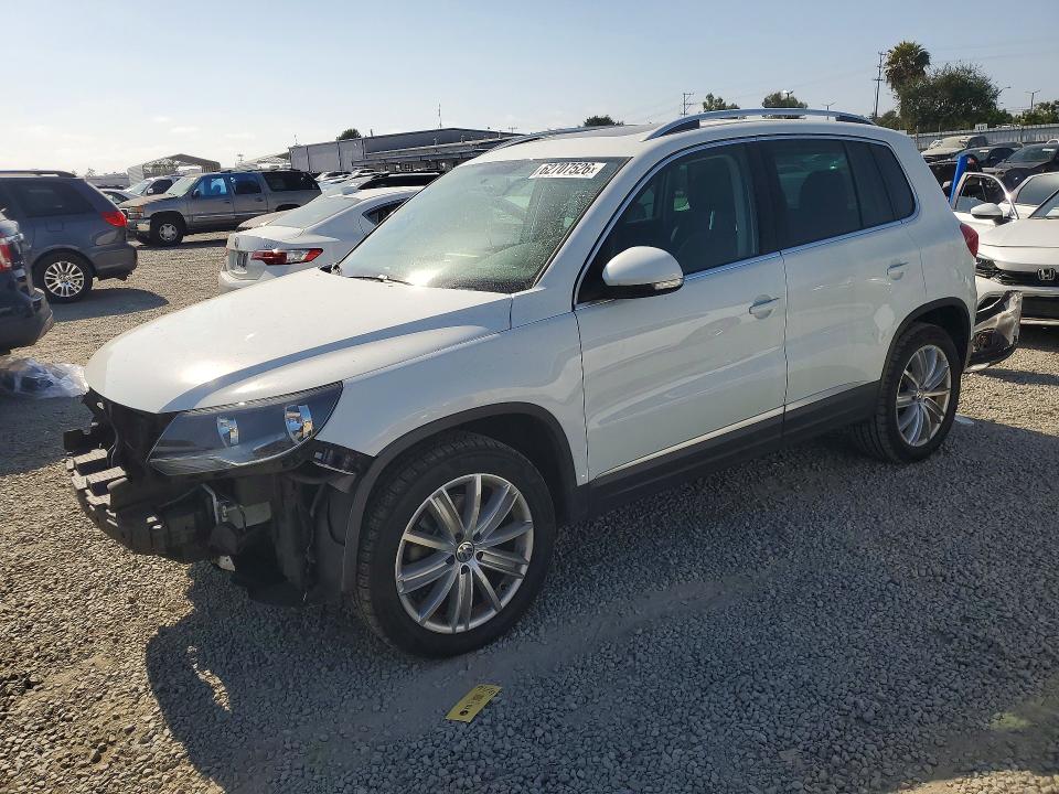 62707526 :رقم المزاد ، WVGAV7AX1FW596845 vin ، 2015 Volkswagen Tiguan مزاد بيع