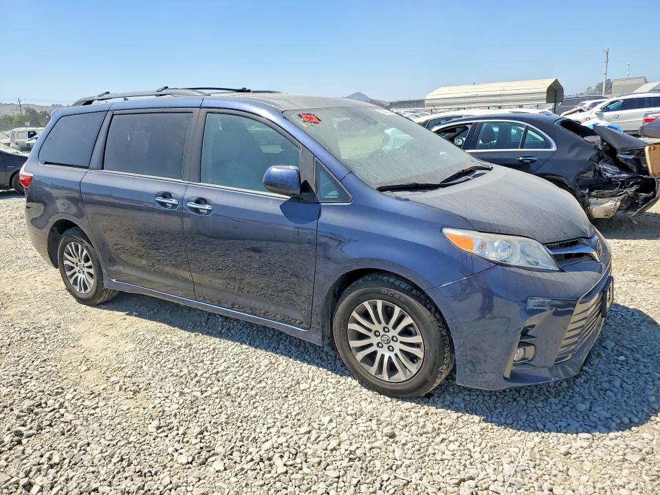 66114906 :رقم المزاد ، 5TDYZ3DC8JS928331 vin ، 2018 Toyota Sienna مزاد بيع