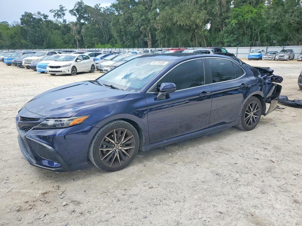 64126466 :رقم المزاد ، 4T1G11AK4MU569753 vin ، 2021 Toyota Camry مزاد بيع