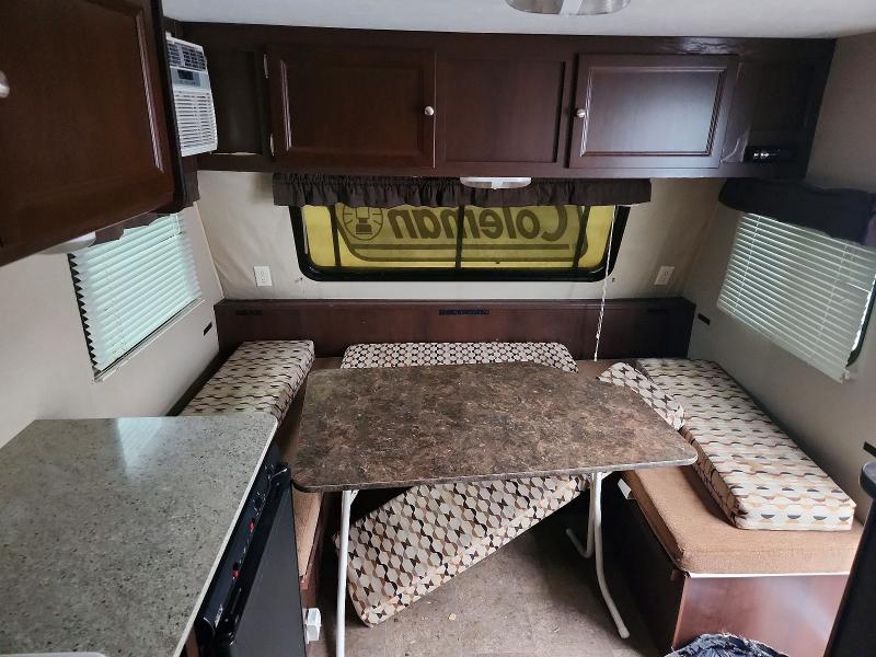 63591176 :رقم المزاد ، 4YDT15B10FH930825 vin ، 2015 Keystone Coleman مزاد بيع