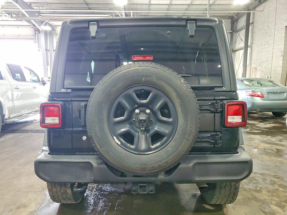 64797976 :رقم المزاد ، 1C4HJXDG2JW172710 vin ، 2018 Jeep Wrangler Unlimited مزاد بيع