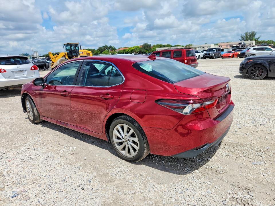 64279586 :رقم المزاد ، 4T1C11AK2NU642246 vin ، 2022 Toyota Camry مزاد بيع