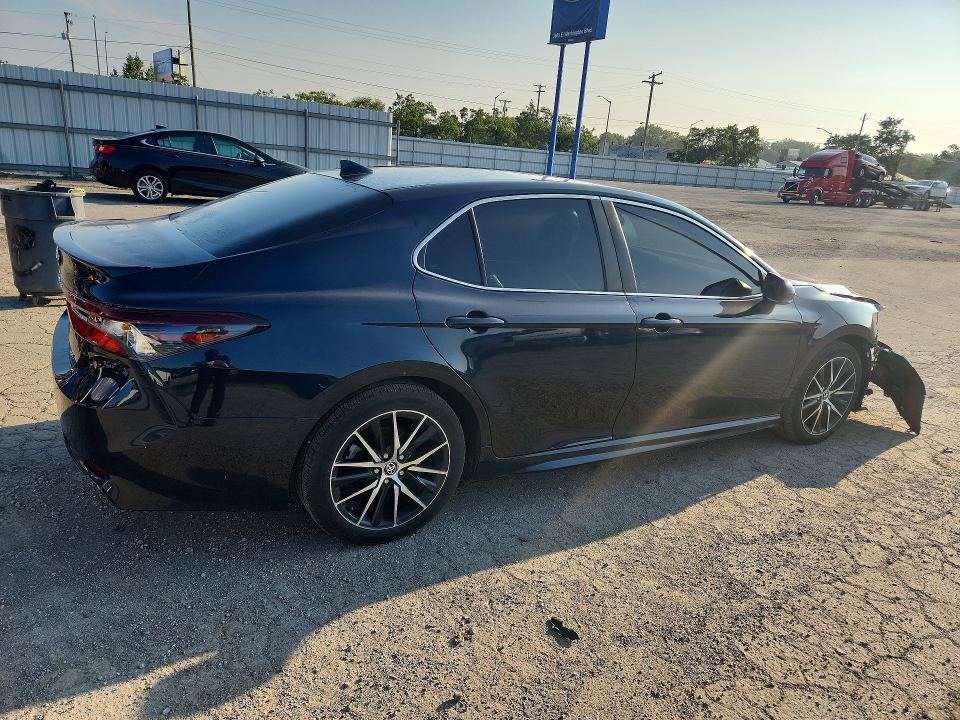 65281716 :رقم المزاد ، 4T1G11AK5MU461819 vin ، 2021 Toyota Camry مزاد بيع