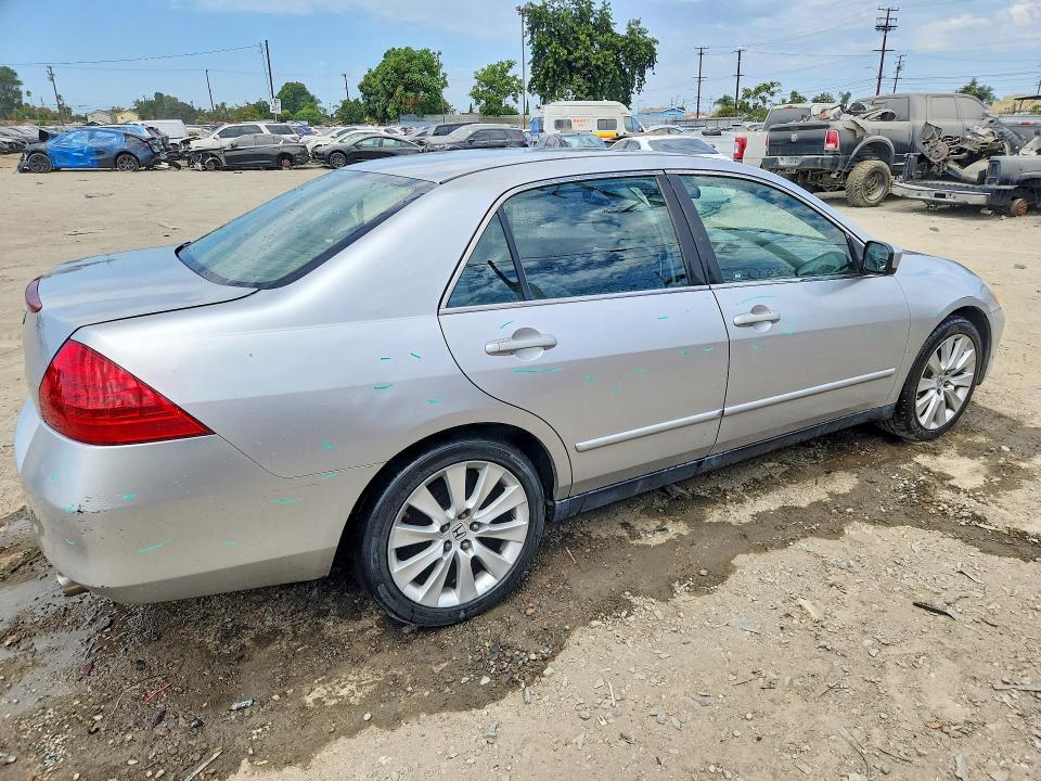 Продажа на аукционе авто 2006 Honda Accord, vin: JHMCM564X6C000697, номер лота: 64682396