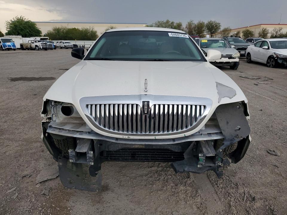64605736 :رقم المزاد ، 1LNHM81W23Y639121 vin ، 2003 Lincoln Town Car مزاد بيع