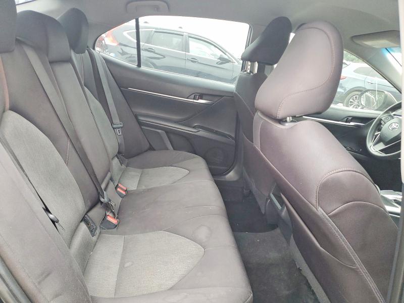 64423496 :رقم المزاد ، 4T1B11HK3JU074181 vin ، 2018 Toyota Camry مزاد بيع