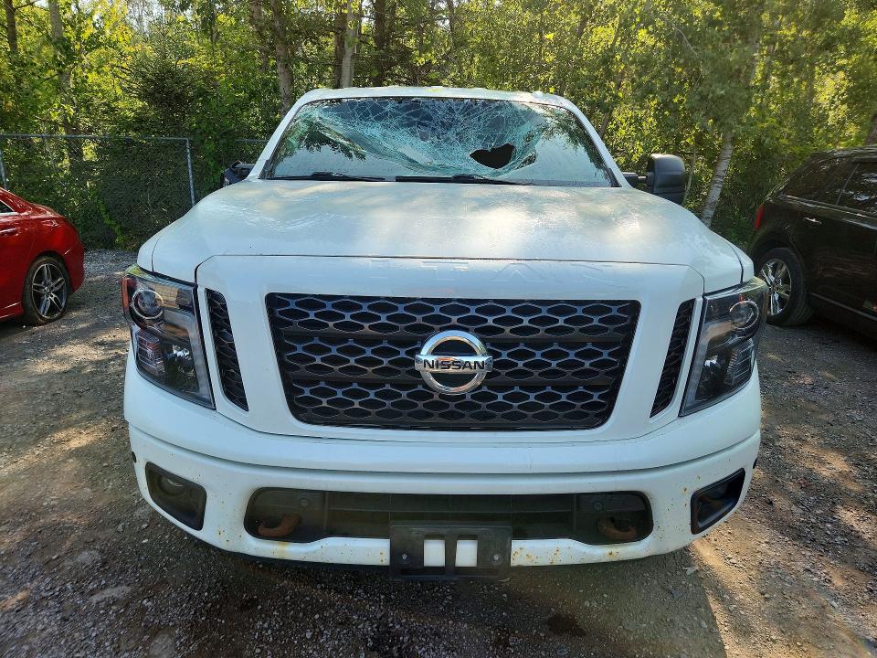 63191916 :رقم المزاد ، 1N6AA1E54JN517895 vin ، 2018 Nissan Titan مزاد بيع