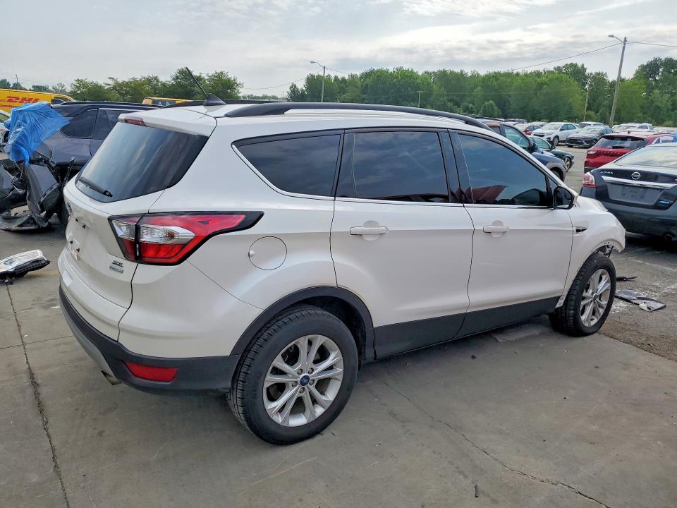 63522126 :رقم المزاد ، 1FMCU0HD5JUA41142 vin ، 2018 Ford Escape مزاد بيع