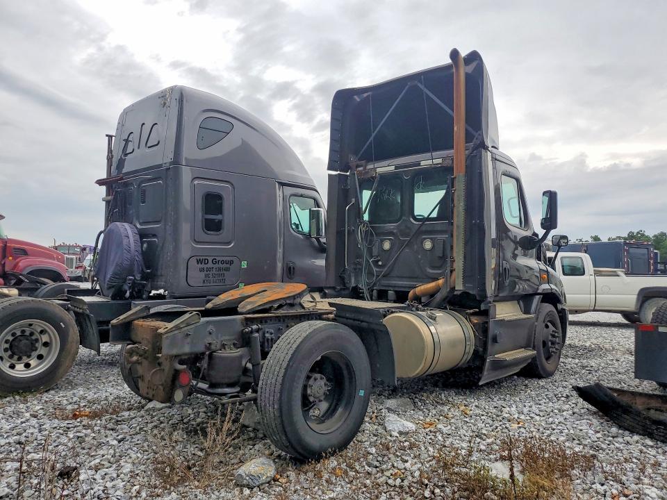 66000546 :رقم المزاد ، 1FUBGBDV2HLHH2247 vin ، 2017 Freightliner Cascadia 113 مزاد بيع