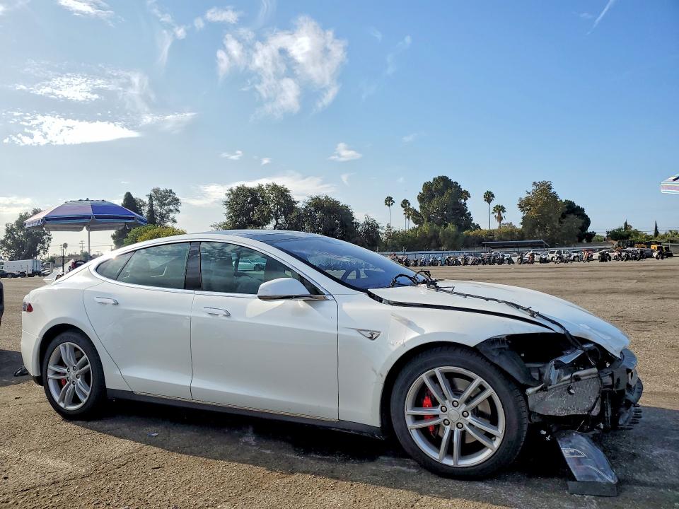 Продажа на аукционе авто 2015 Tesla Model S, vin: 5YJSA1V43FF100935, номер лота: 64907856
