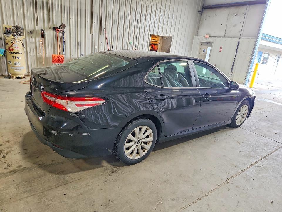 66714046 :رقم المزاد ، 4T1B11HK2JU080196 vin ، 2018 Toyota Camry مزاد بيع