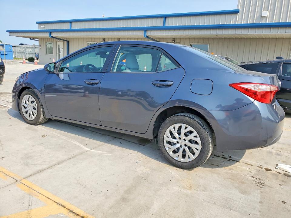 64454646 :رقم المزاد ، 2T1BURHEXHC828270 vin ، 2017 Toyota Corolla مزاد بيع