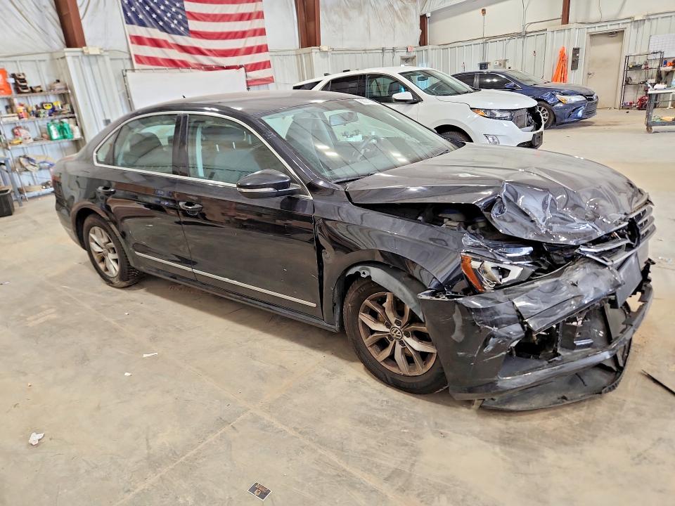 66071006 :رقم المزاد ، 1VWAT7A38HC045238 vin ، 2017 Volkswagen Passat مزاد بيع