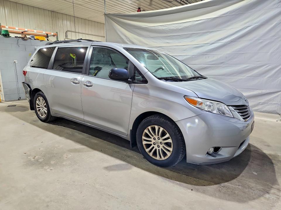 64012076 :رقم المزاد ، 5TDYZ3DC9HS897908 vin ، 2017 Toyota Sienna مزاد بيع