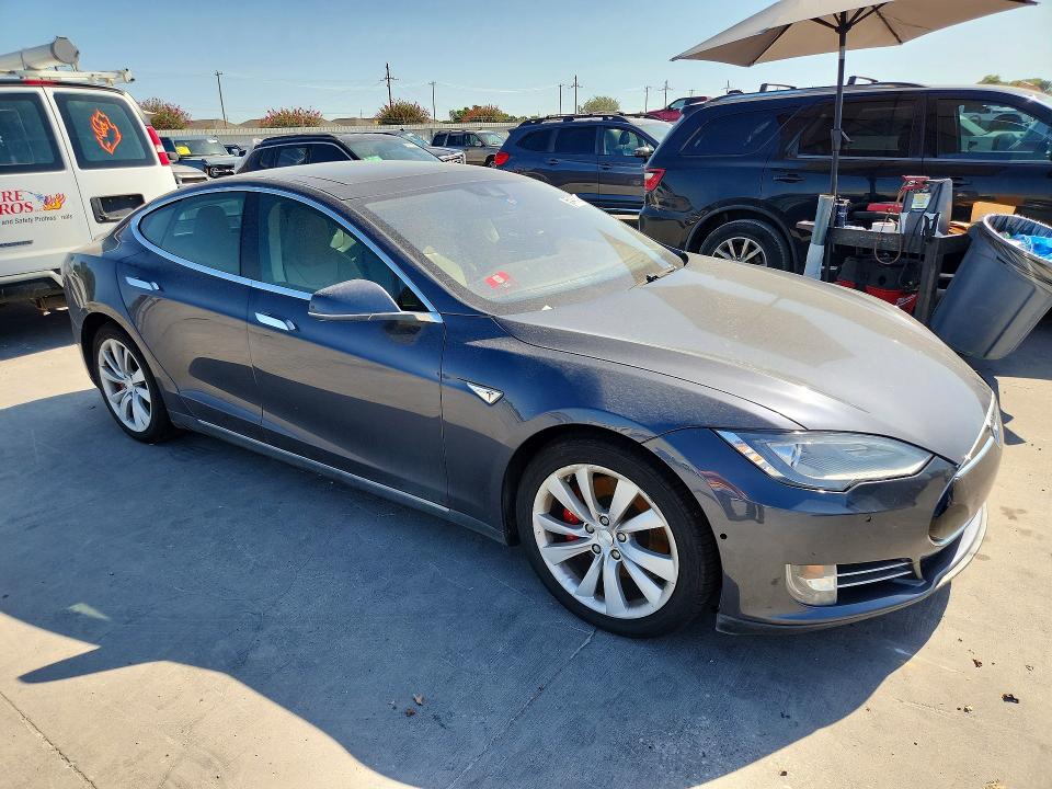 65445826 :رقم المزاد ، 5YJSA1H21FFP76259 vin ، 2015 Tesla Model S مزاد بيع