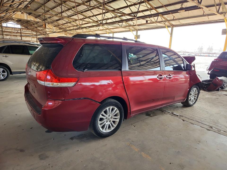 63913386 :رقم المزاد ، 5TDYK3DC8DS393672 vin ، 2013 Toyota Sienna مزاد بيع