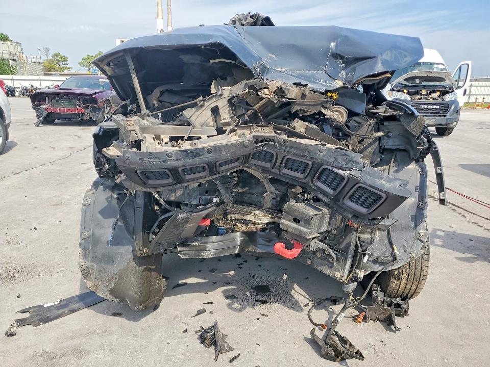 66393546 :رقم المزاد ، 3C4NJDDB9JT211935 vin ، 2018 Jeep Compass مزاد بيع