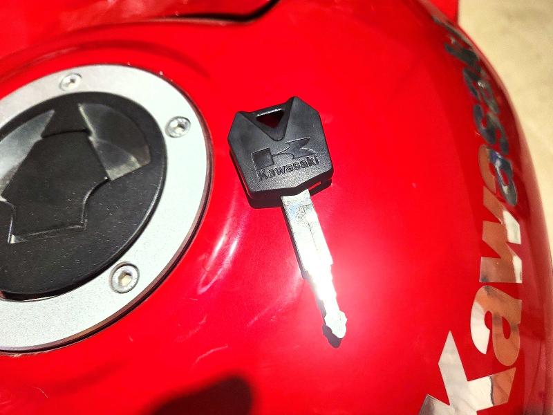 63135106 :رقم المزاد ، JKBZXNC13AA021043 vin ، 2010 Kawasaki Zx1400 مزاد بيع
