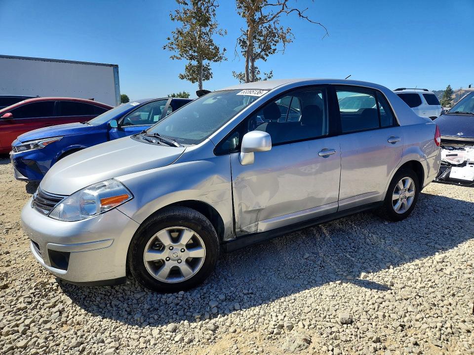 63395136 :رقم المزاد ، 3N1BC1AP7AL360827 vin ، 2010 Nissan Versa مزاد بيع