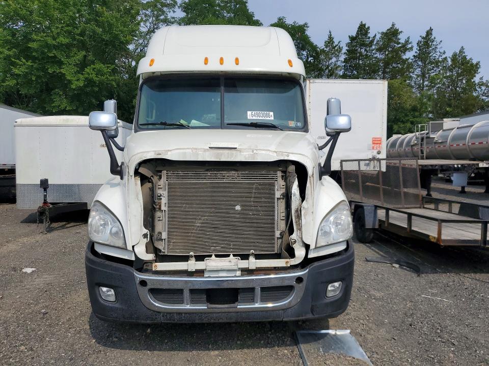 Продажа на аукционе авто 2011 Freightliner Cascadia, vin: 1FUJGLBG8BSAW3765, номер лота: 64903086