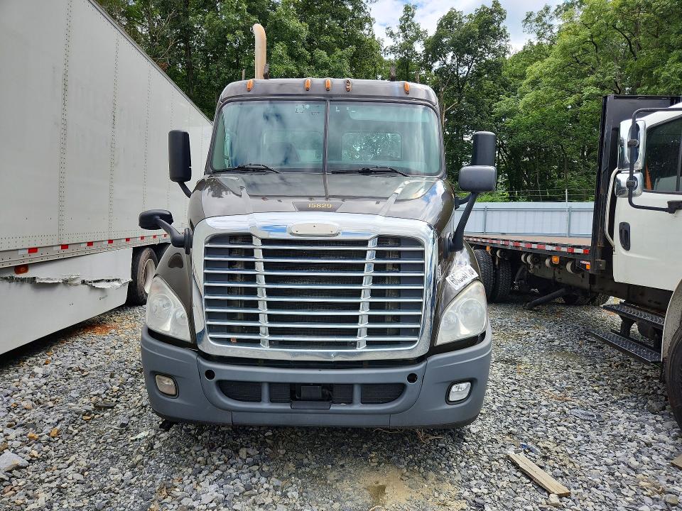Auction sale of the 2017 Freightliner Cascadia 113, vin: 1FUBGBDVXHLHH2528, lot number: 66353716