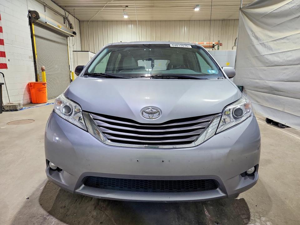 64012076 :رقم المزاد ، 5TDYZ3DC9HS897908 vin ، 2017 Toyota Sienna مزاد بيع