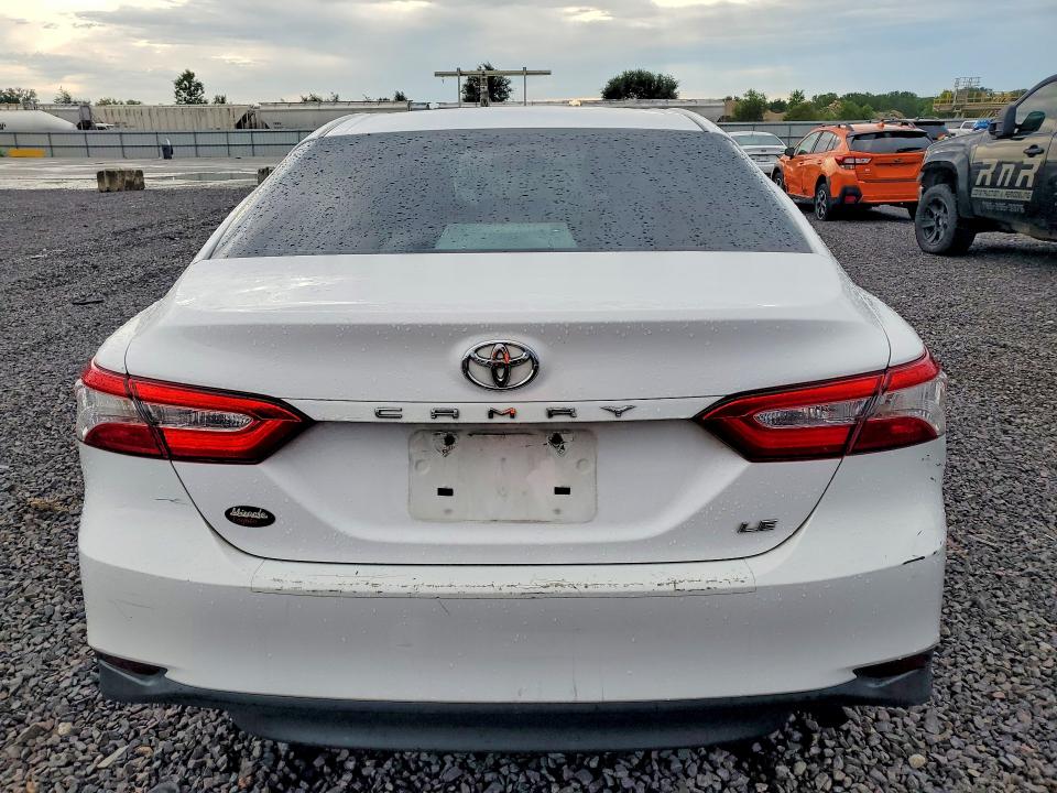 65563186 :رقم المزاد ، 4T1B11HK9JU541054 vin ، 2018 Toyota Camry مزاد بيع