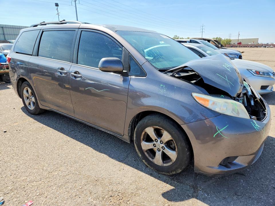 62999466 :رقم المزاد ، 5TDKK3DC6GS727806 vin ، 2016 Toyota Sienna مزاد بيع