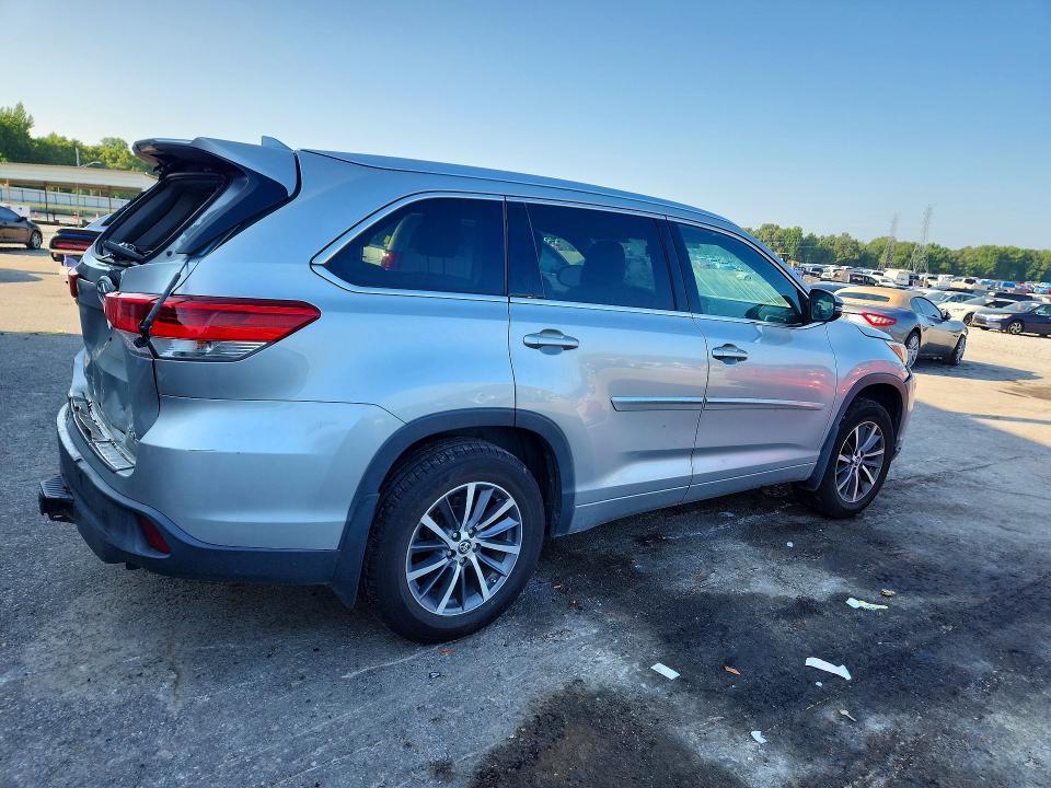 Продаж на аукціоні авто 2017 Toyota Highlander, vin: 5TDJZRFH8HS508995, номер лоту: 62882106