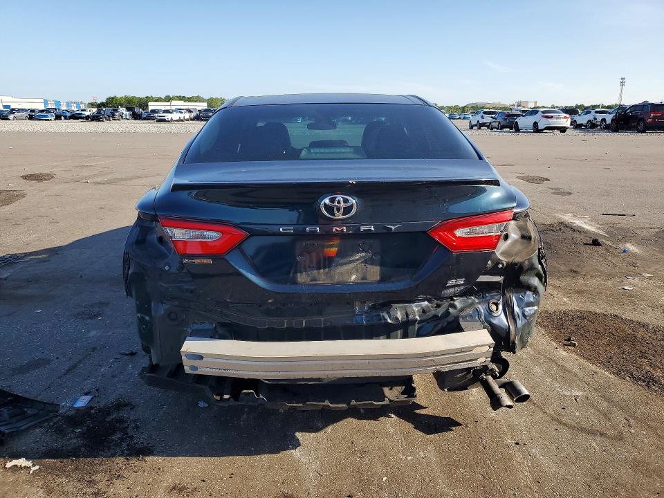 66936116 :رقم المزاد ، 4T1B11HK1JU583587 vin ، 2018 Toyota Camry مزاد بيع