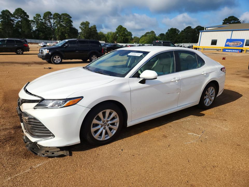 64480216 :رقم المزاد ، 4T1B11HK4JU095427 vin ، 2018 Toyota Camry مزاد بيع