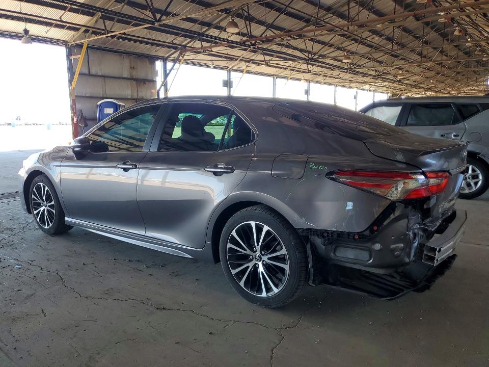 65181826 :رقم المزاد ، 4T1B11HK4JU612015 vin ، 2018 Toyota Camry مزاد بيع