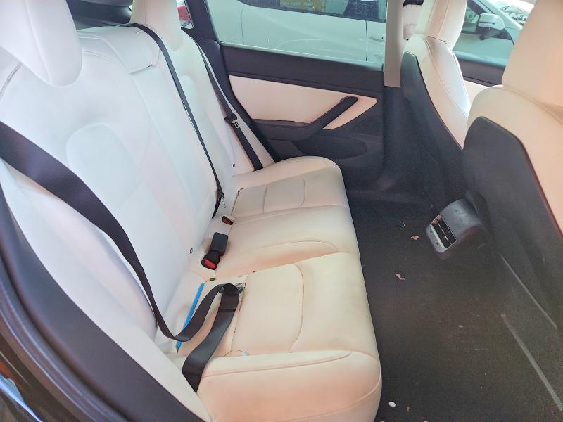64323556 :رقم المزاد ، 5YJ3E1EB3JF182911 vin ، 2018 Tesla Model 3 مزاد بيع