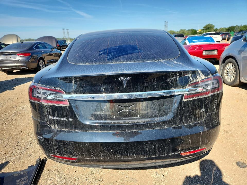 65442966 :رقم المزاد ، 5YJSA1E23JF281638 vin ، 2018 Tesla Model S مزاد بيع
