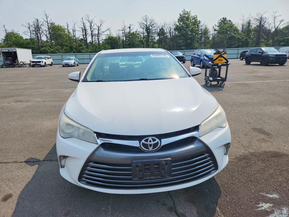 64493176 :رقم المزاد ، 4T1BF1FK4HU272640 vin ، 2017 Toyota Camry مزاد بيع