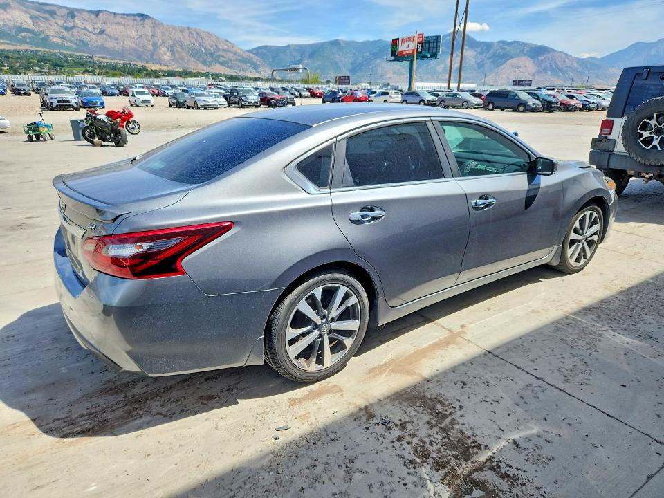 2017 Nissan Altima მანქანა იყიდება აუქციონზე, vin: 1N4AL3AP4HC133272, აუქციონის ნომერი: 65557906