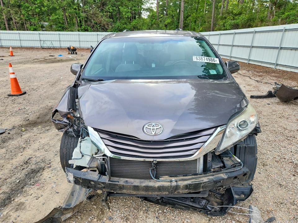 63874986 :رقم المزاد ، 5TDKZ3DC8HS853565 vin ، 2017 Toyota Sienna مزاد بيع