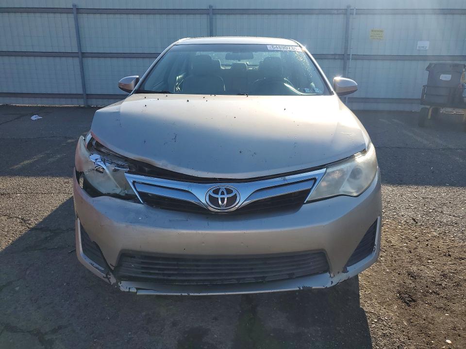 64890736 :رقم المزاد ، 4T4BF1FK2ER361561 vin ، 2014 Toyota Camry مزاد بيع