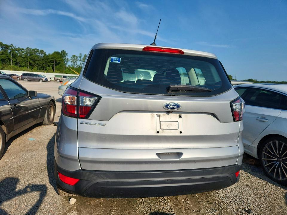 60737656 :رقم المزاد ، 1FMCU0F73JUA60477 vin ، 2018 Ford Escape مزاد بيع