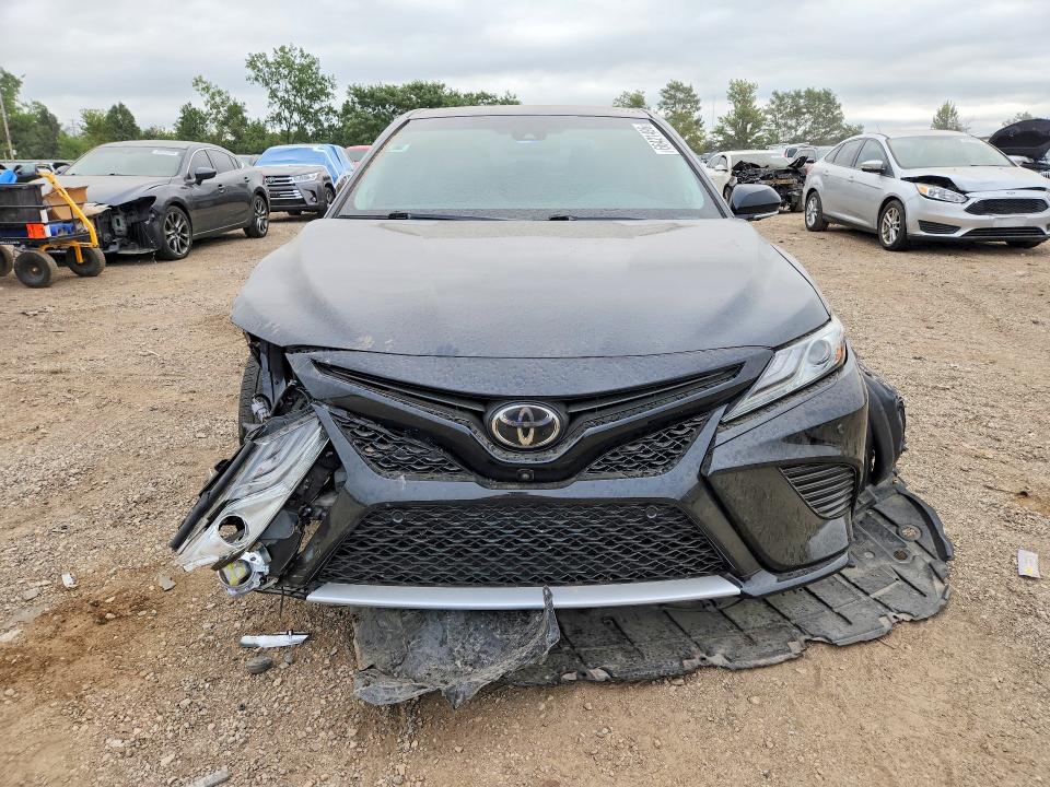 66421496 :رقم المزاد ، 4T1B61HK6JU525363 vin ، 2018 Toyota Camry مزاد بيع