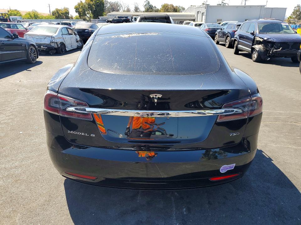 65581706 :رقم المزاد ، 5YJSA1E22JF266757 vin ، 2018 Tesla Model S مزاد بيع