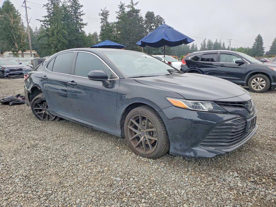 64423496 :رقم المزاد ، 4T1B11HK3JU074181 vin ، 2018 Toyota Camry مزاد بيع