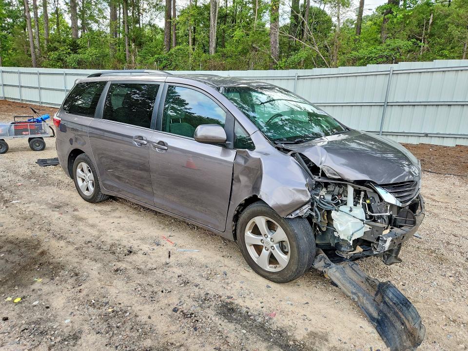 63874986 :رقم المزاد ، 5TDKZ3DC8HS853565 vin ، 2017 Toyota Sienna مزاد بيع